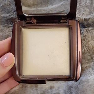 Hourglass diffused light ambient powder